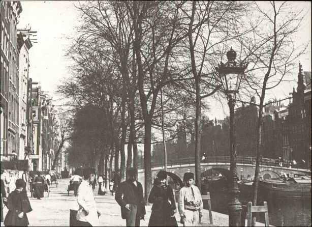 Singel tegenover de vroegere Appelmarkt, tussen Weide Heisteeg en Oude Spiegelstraat . 1894