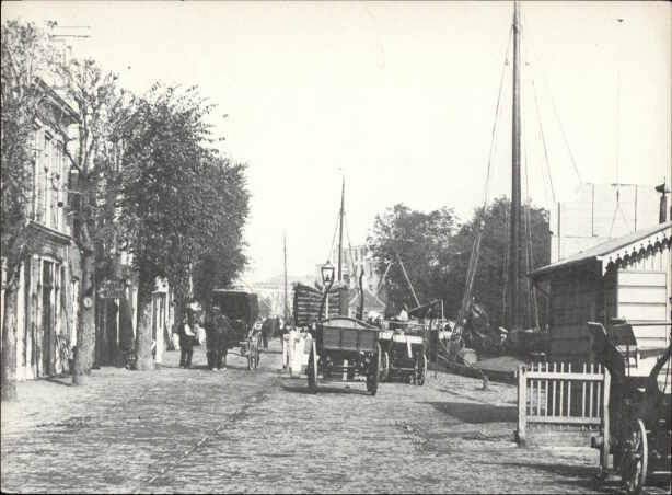 de Sloterkade met de bedrijvigheid bij de sluis.  1896